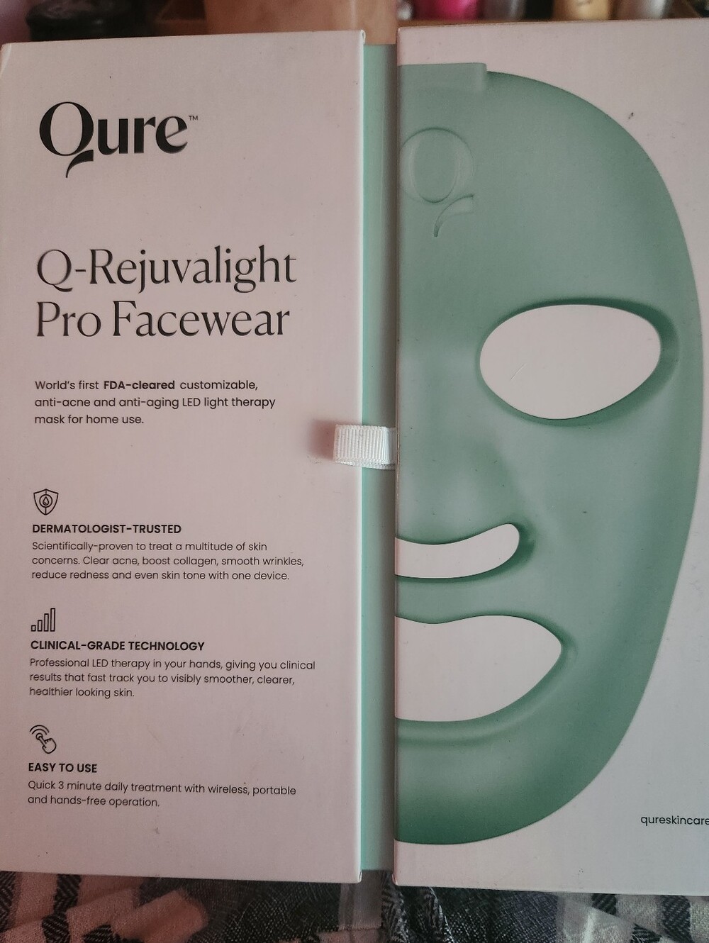 Qure Q-Rejuvalight Pro LED Light Therapy Face Mask with Box - Excellent Conditio